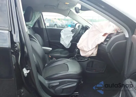 2019 Jeep Compass Altitude 4X4 z USA, uszkodzony, nr VIN 3C4NJDBB9KT723909